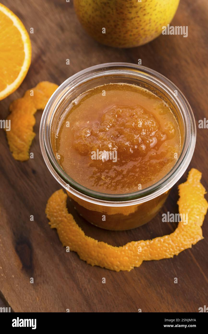 Bicchiere di marmellata di pere con arancia, lodz, polonia Foto Stock