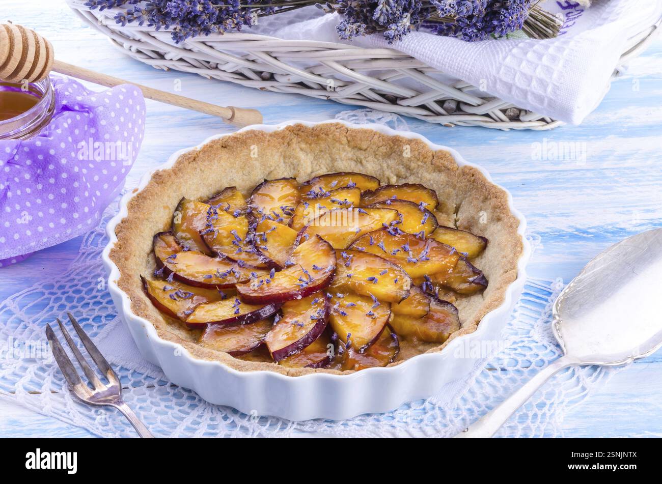 Crostata di nettarina con lavanda e miele Foto Stock
