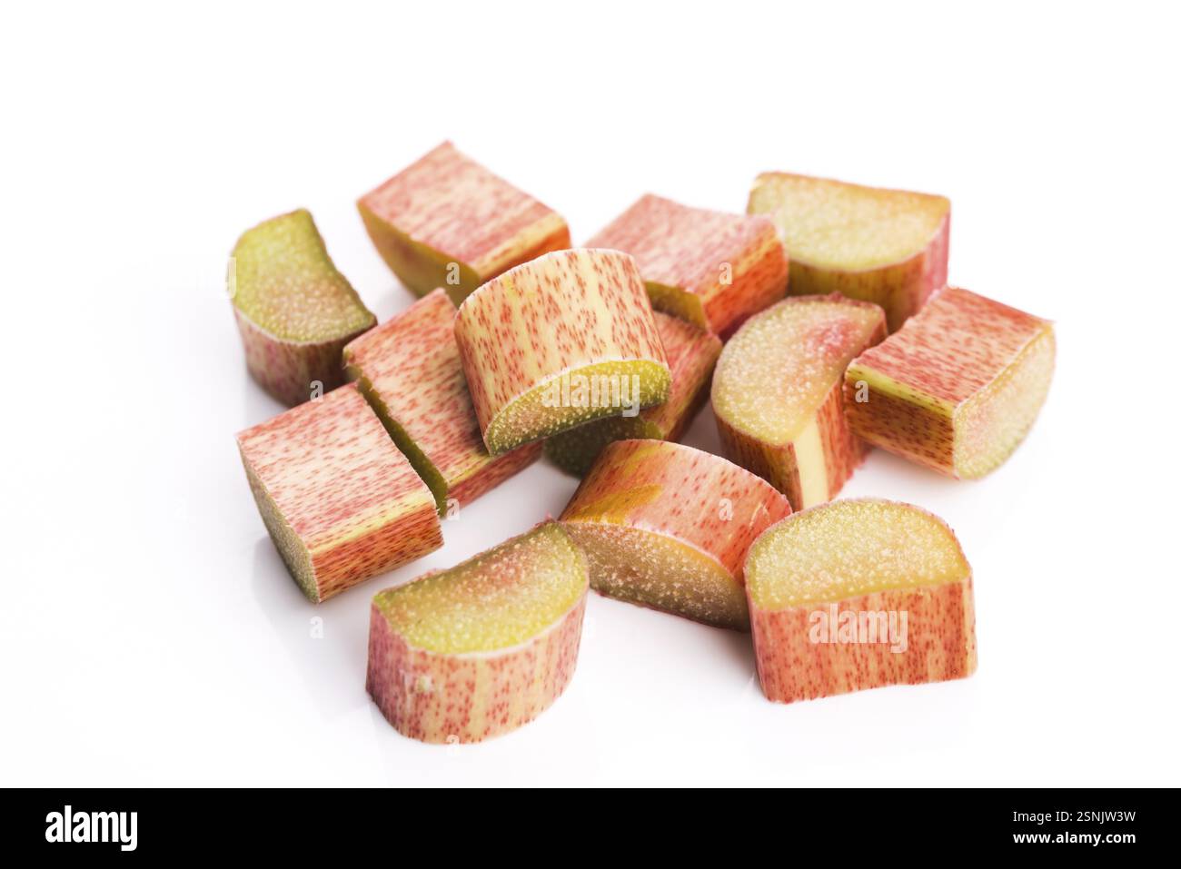 Rabarbaro rosso tritato su sfondo bianco Foto Stock