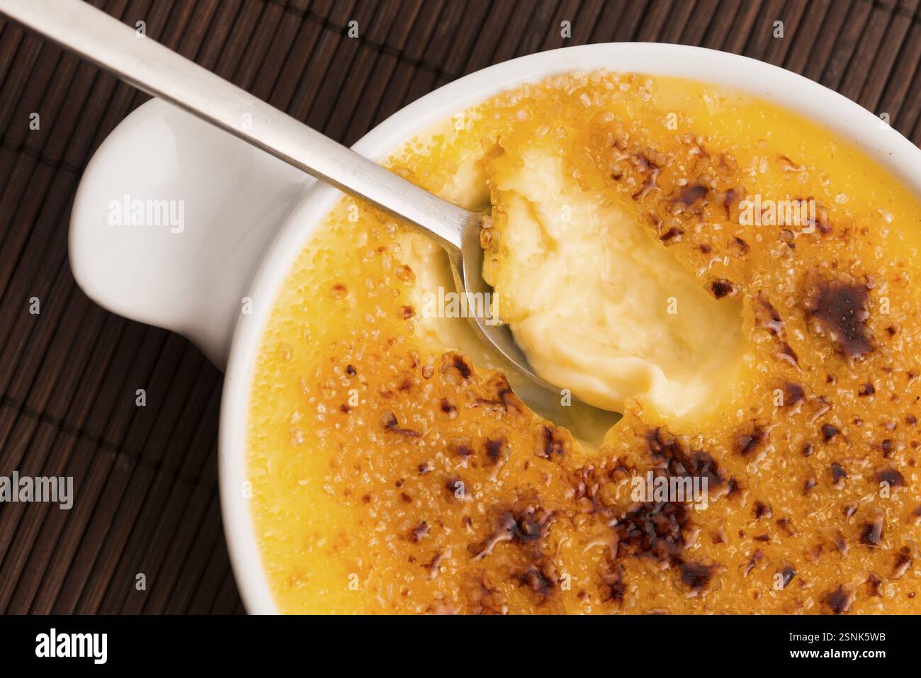 Creme brulee.francese crema alla vaniglia dolce con zucchero caramellato Foto Stock