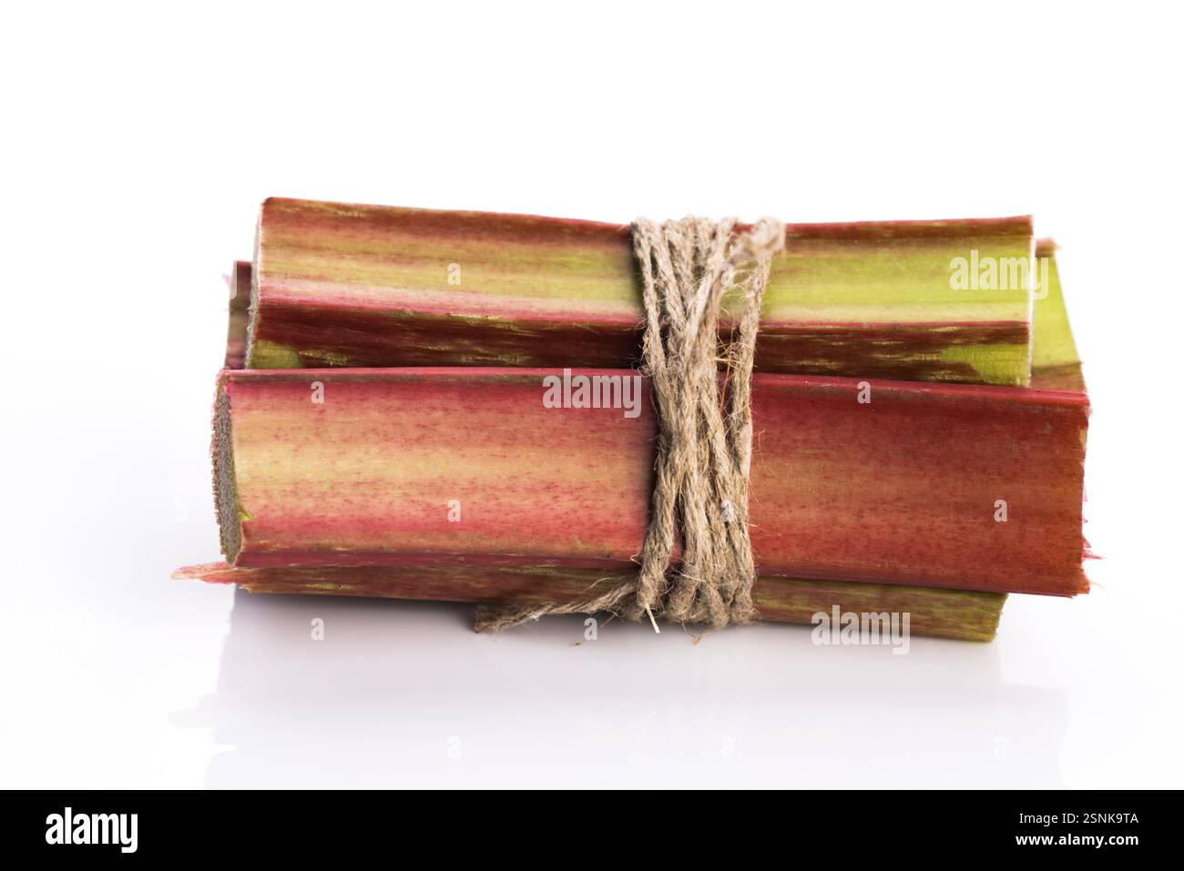 Grappolo di rabarbaro fresco isolato su sfondo bianco Foto Stock