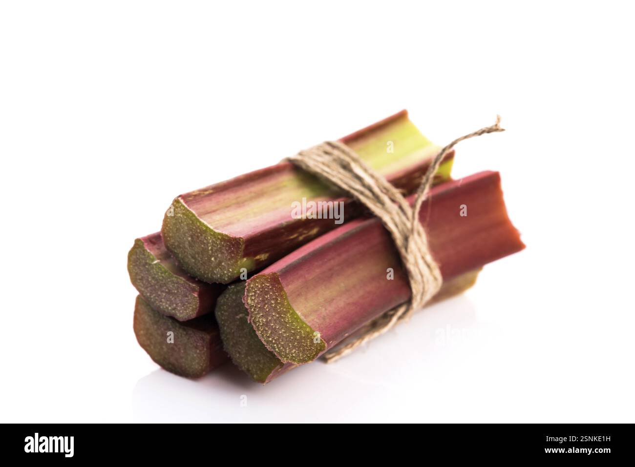 Bouquet di rabarbaro fresco su sfondo bianco Foto Stock