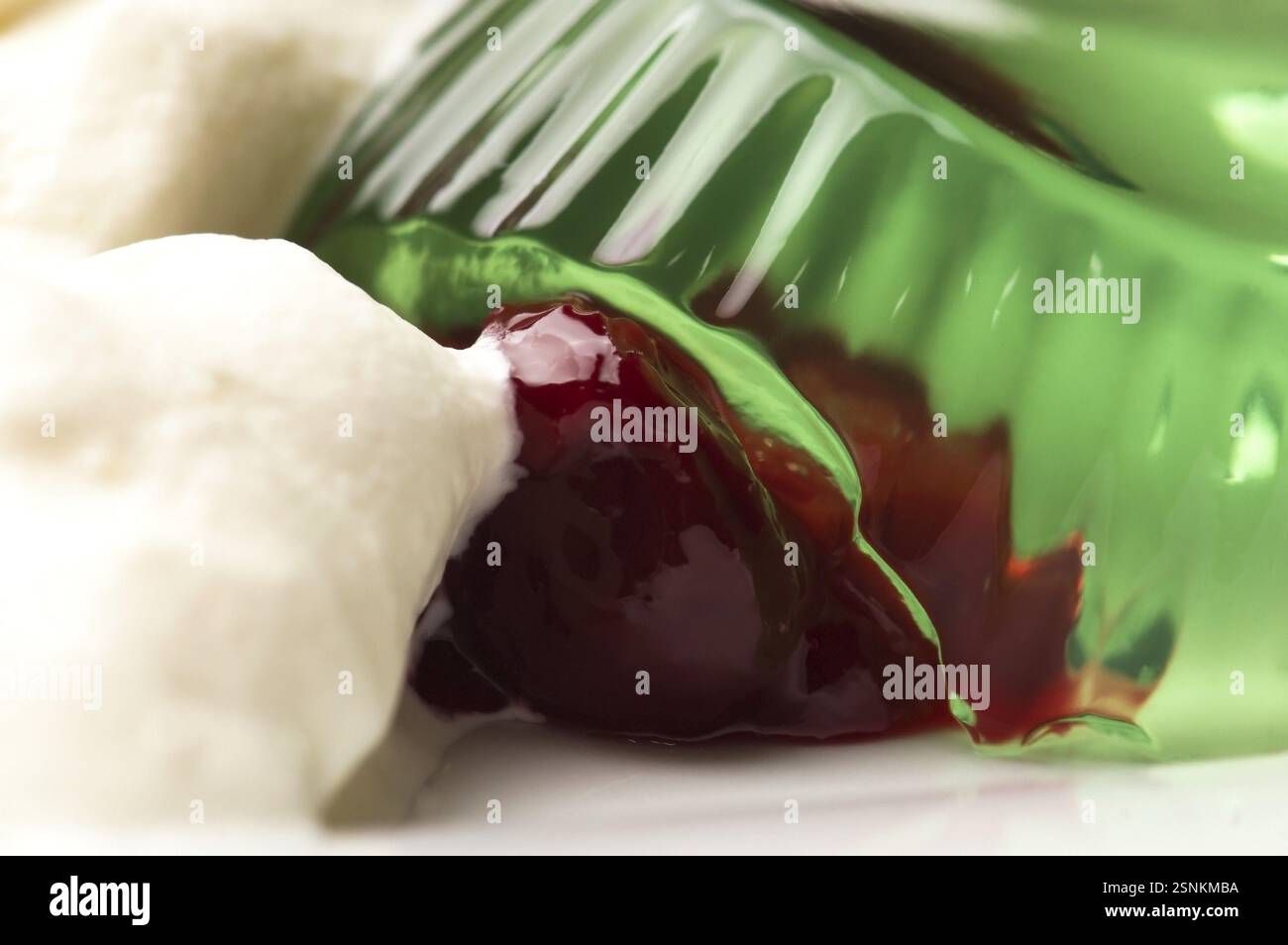 Gelatina con marmellata e panna acida, lodz, polonia Foto Stock