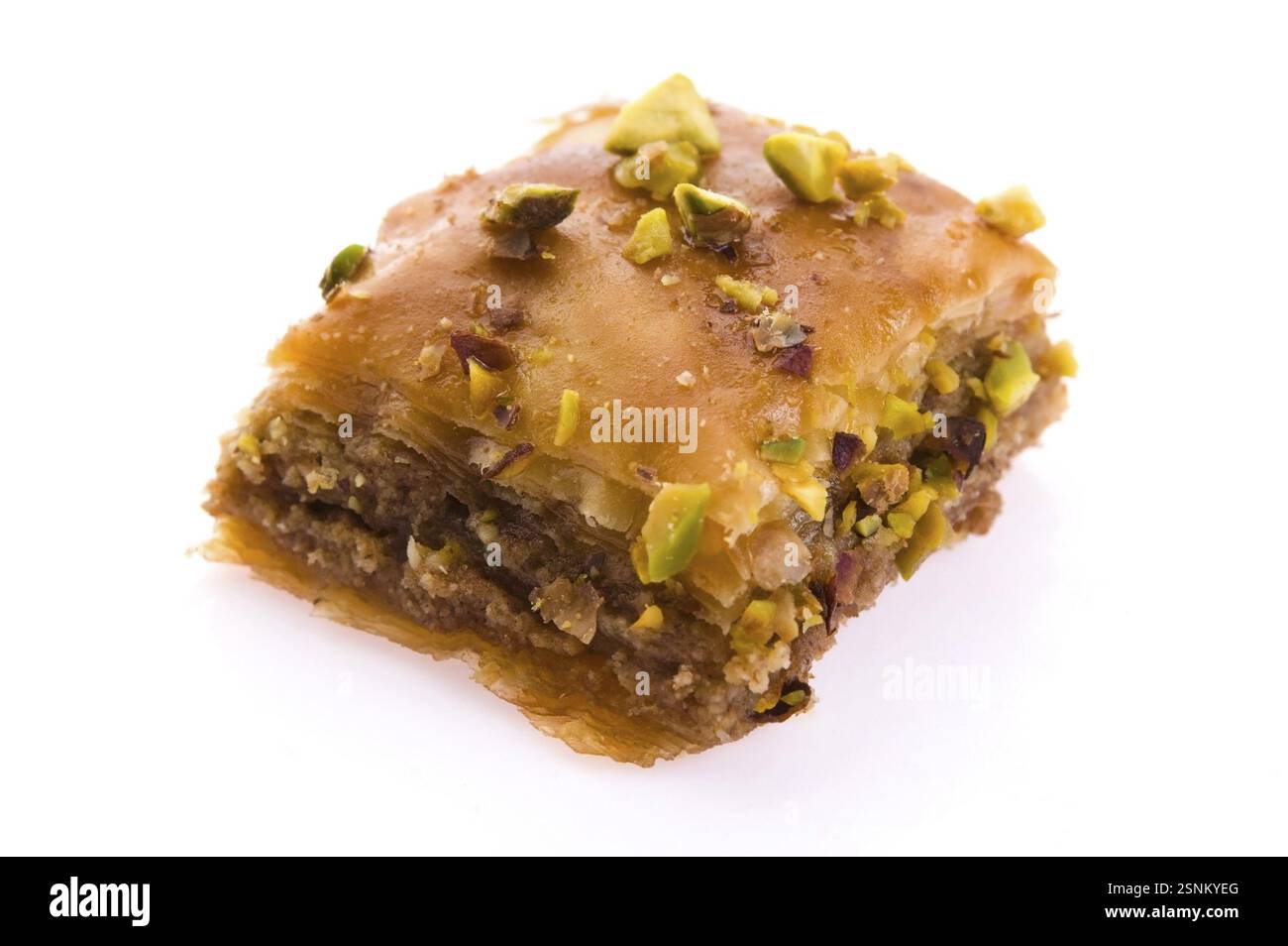 Baklava. Dolce deserto tradizionale del medio Oriente isolato sul bianco, lodz, polonia Foto Stock