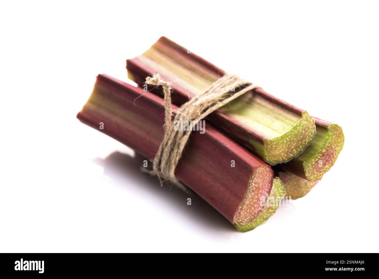 Bouquet di rabarbaro fresco su sfondo bianco Foto Stock