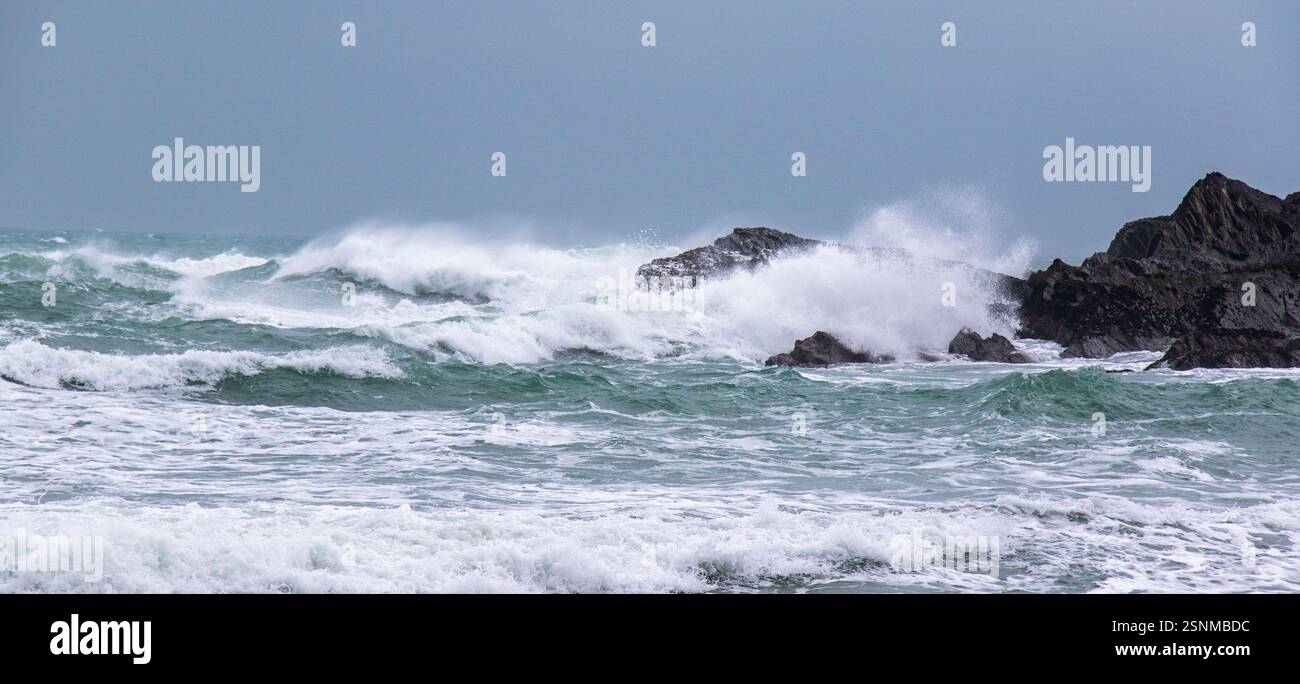 Costa irlandese in presenza di forti venti onshore Foto Stock