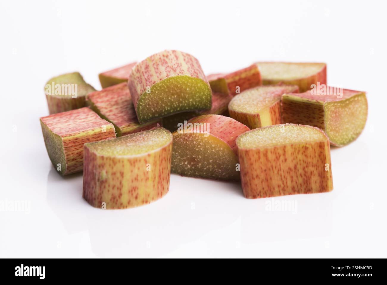 Rabarbaro rosso tritato su sfondo bianco Foto Stock