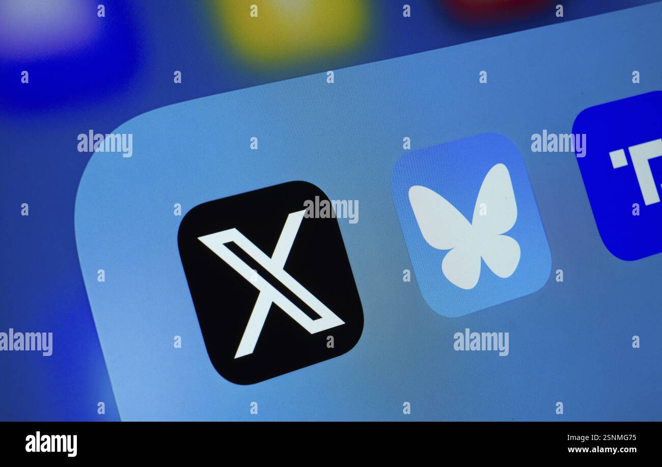 Primo piano dello schermo di un iPad con l'app X, Bluesky e Truth Social Foto Stock