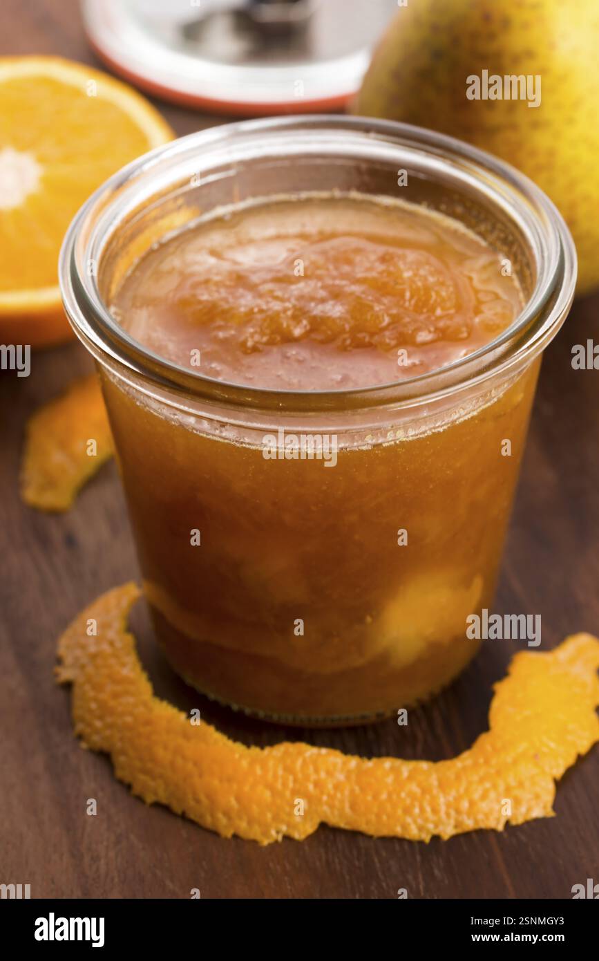 Bicchiere di marmellata di pere con arancia, lodz, polonia Foto Stock