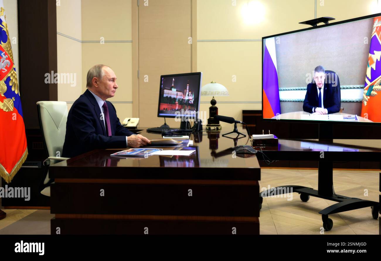 Distretto di Odintsovsky, Russia. 13 febbraio 2025. Il presidente russo Vladimir Putin tiene una videoconferenza con il governatore della regione di Bryansk Alexander Bogomaz della residenza di stato di Novo-Ogaryovo, il 13 febbraio 2025 nel distretto di Odintsovsky, Oblast di Mosca, Russia. Crediti: Gavriil Grigorov/piscina del Cremlino/Alamy Live News Foto Stock