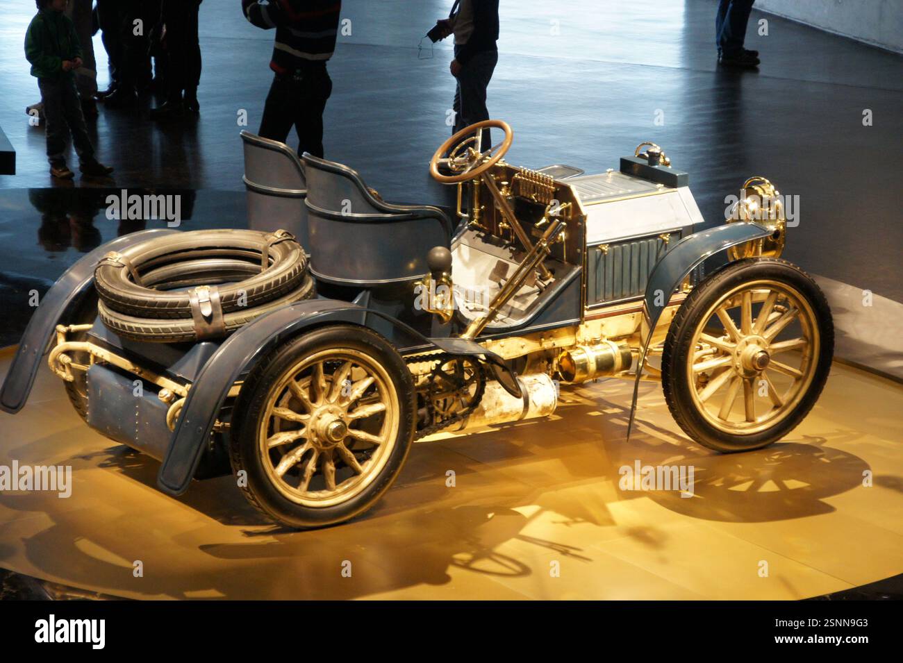 Una lunga auto Mercedes-Benz Simplex d'epoca con radiatore a punta è esposta in un museo in Germania, Monaco di Baviera. E' un design di auto classico tipico di ea Foto Stock