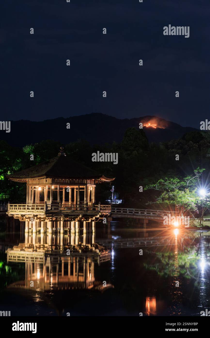 Nara Daimonji Okuribi fuochi d'artificio Sagi-ike e Ukimidou Nara City, prefettura di Nara Foto Stock