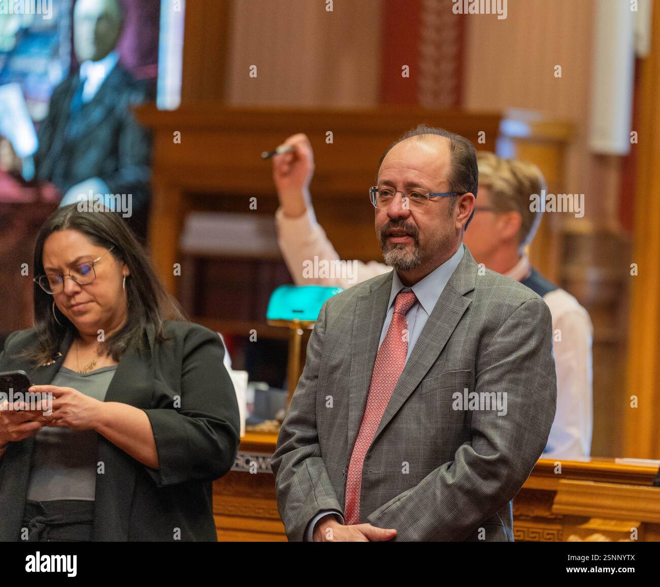 Denver, Colorado, Stati Uniti. 13 febbraio 2025. Il leader della maggioranza del Senato del Colorado Robert Rodriguez, D-Denver, a destra, al Senato del Colorado al Campidoglio del Colorado a Denver giovedì 13 febbraio 2025. (Immagine di credito: © Jesse Paul/Colorado Sun tramite ZUMA Press Wire) SOLO PER USO EDITORIALE! Non per USO commerciale! Foto Stock