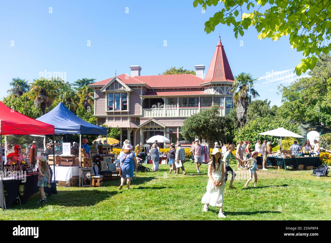 Mercato dell'annata presso Avebury House, Eveleyn Couzins Avenue, Richmond, Christchurch (Ōtautahi), regione di Canterbury, nuova Zelanda Foto Stock