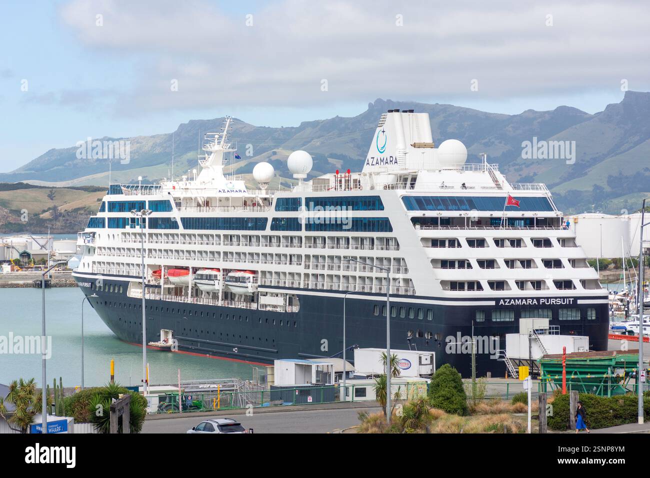 Nave da crociera di lusso Azamara Pursuit ormeggiata nel porto di Lyttelton, Lyttelton Harbour, Banks Peninsula, Canterbury Region, nuova Zelanda Foto Stock