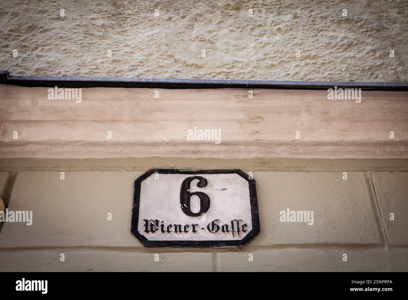 Una targa in smalto vintage che segna il numero civico 6 su Wiener Gasse (via Vienna in lingua tedesca) mette in risalto il classico stile della segnaletica stradale austriaca, Foto Stock