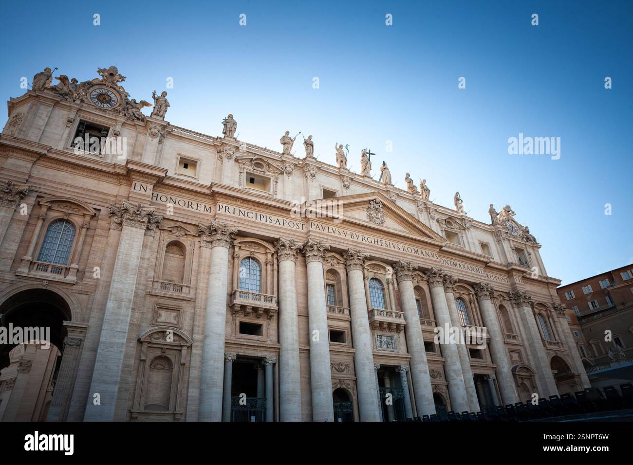 Basilica di San Pietro in Vaticano dalla Piazza San Pietro. si concentra sull'iconica facciata della basilica. E' una basilica papale e un importante punto di riferimento Foto Stock