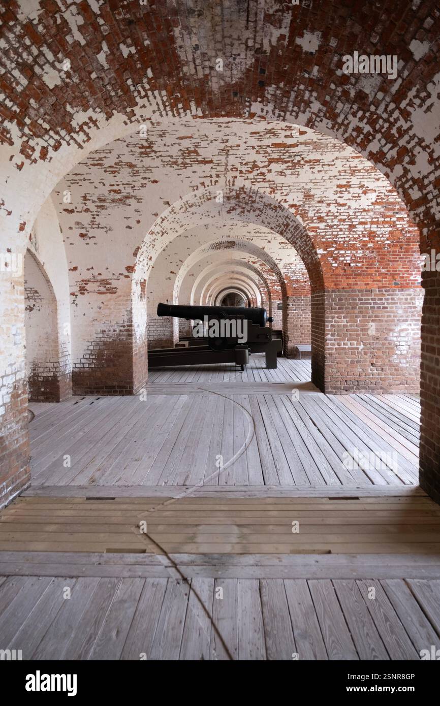 Ammira le arcate in mattoni nelle fortificazioni difensive del Fort Pulaski National Historic Monument in Georgia Foto Stock