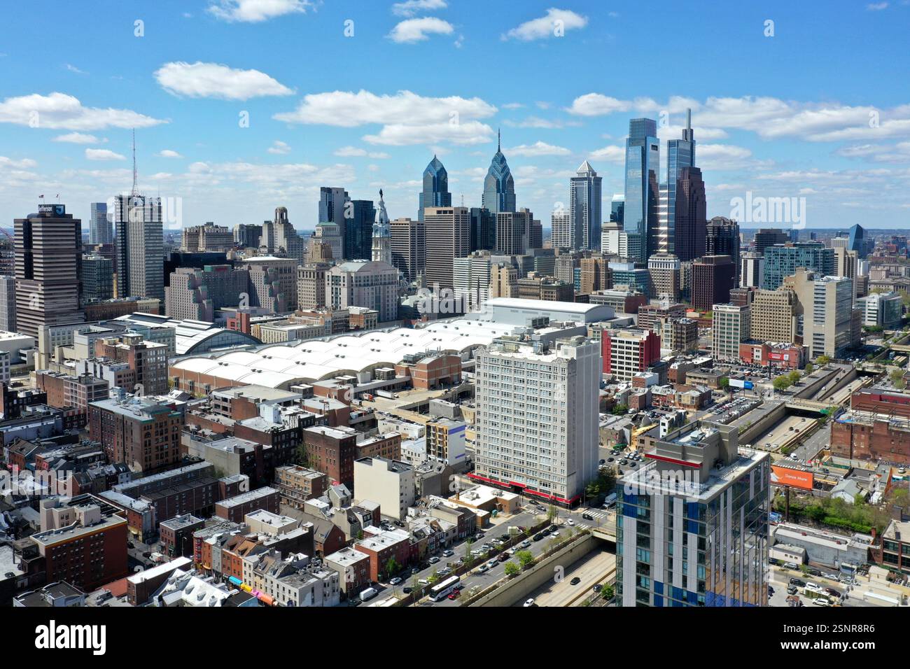Vista aerea del centro di Philadelphia, incluso il centro convegni e lo skyline del centro Foto Stock