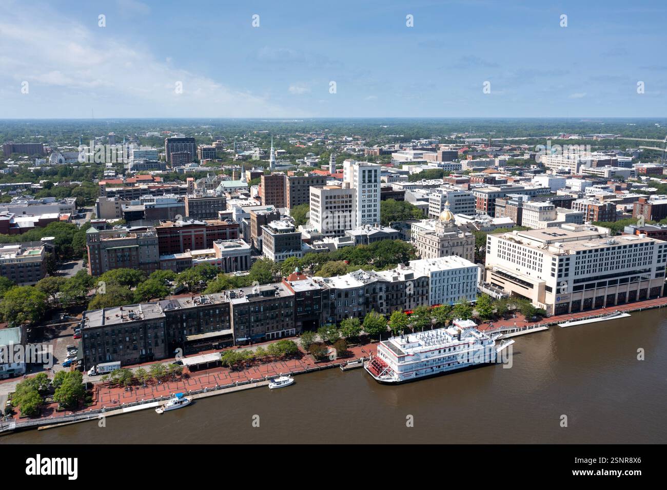 Vista aerea del centro storico di Savannah, Georgia, situato lungo il fiume in una giornata di sole Foto Stock