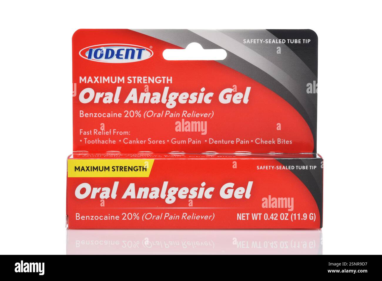 IRVINE, CALIFORNIA - 13 febbraio 2025: Un pacchetto di gel analgesico orale iodente per mal di denti, piaghe canker, dolori di gou e denture. Foto Stock