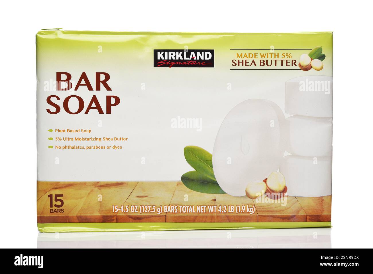 IRVINE, CALIFORNIA - 13 febbraio 2025: Un pacchetto di Kirkland Signature Bar Soap. Foto Stock