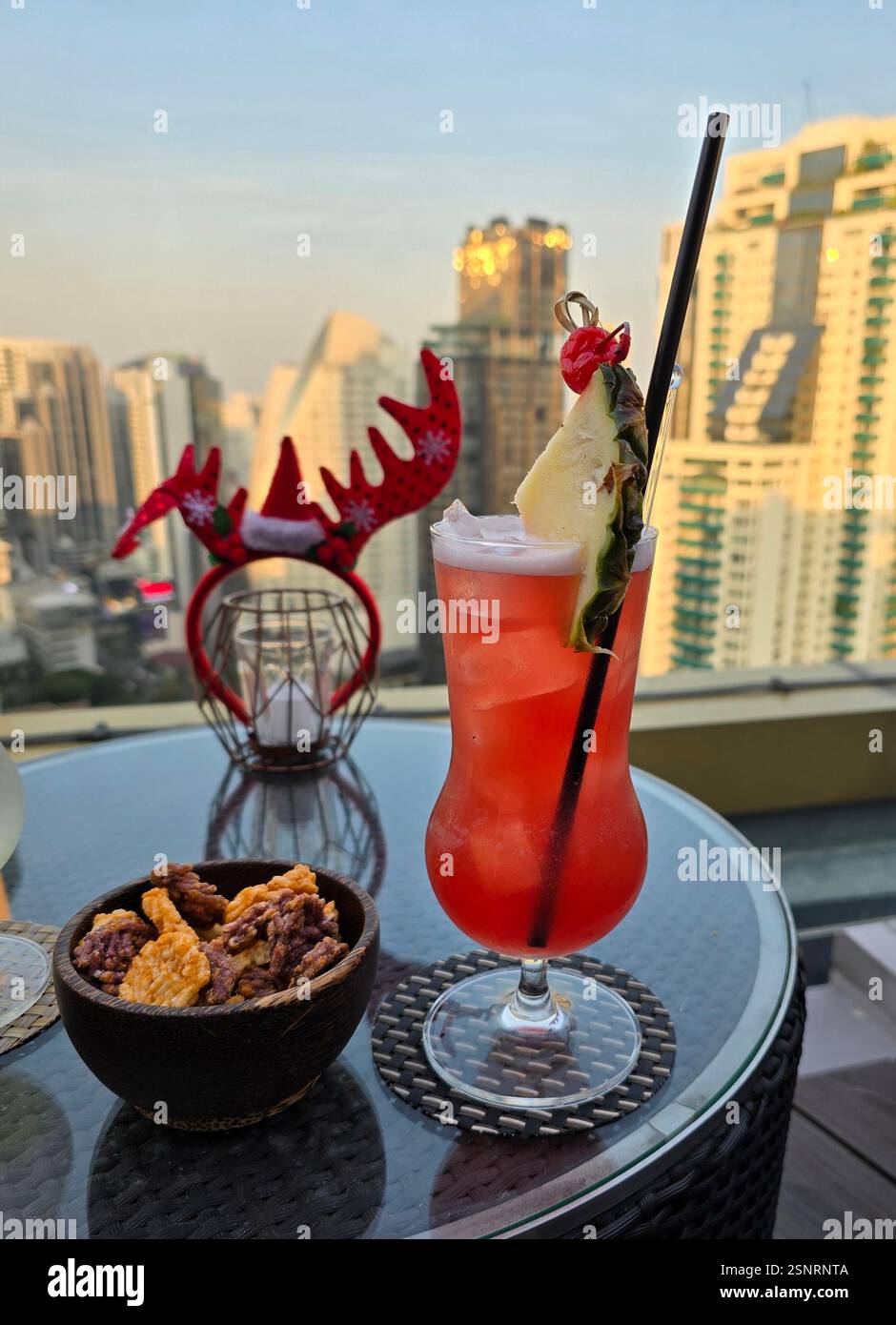 Sorseggiate un cocktail presso lo splendido bar sul tetto del Solaria Nishitetsu Hotel in Sukhumvit Road a Bangkok, Thailandia. Foto Stock