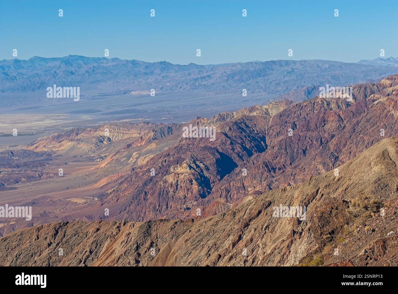 Strati multicolori delle aspre Black Mountains del Death Valley National Park Foto Stock
