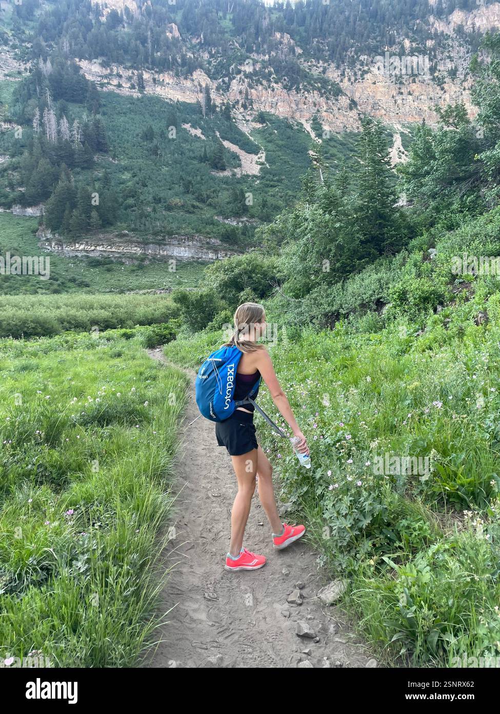 Ragazza sul sentiero escursionistico di montagna | Utah - Immagine stock catturata con smartphone