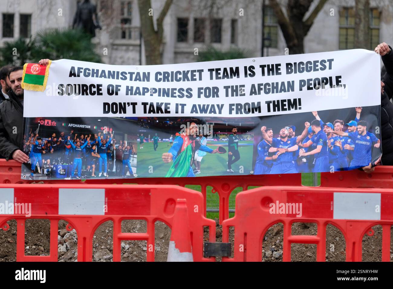 I sostenitori della squadra afghana di cricket in Piazza del Parlamento respingono le richieste di boicottaggio della partita contro l'Inghilterra per violazioni dei diritti delle donne. Foto Stock