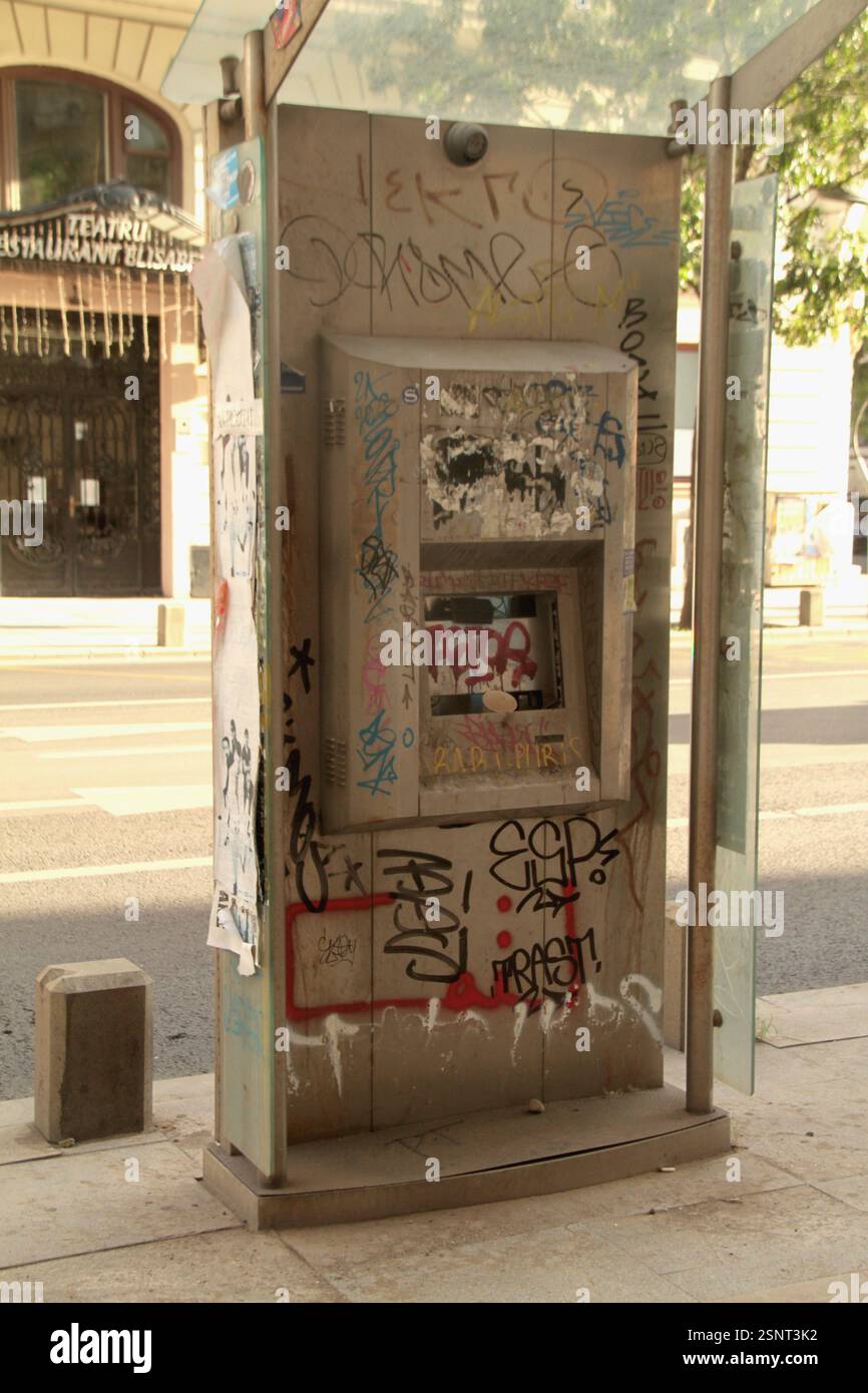 Bucarest, Romania. Vernice a spruzzo sulla facciata di un edificio nel centro storico. Foto Stock