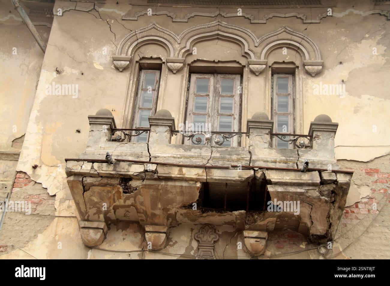Facciata di un vecchio edificio nel centro storico di Bucarest, Romania Foto Stock