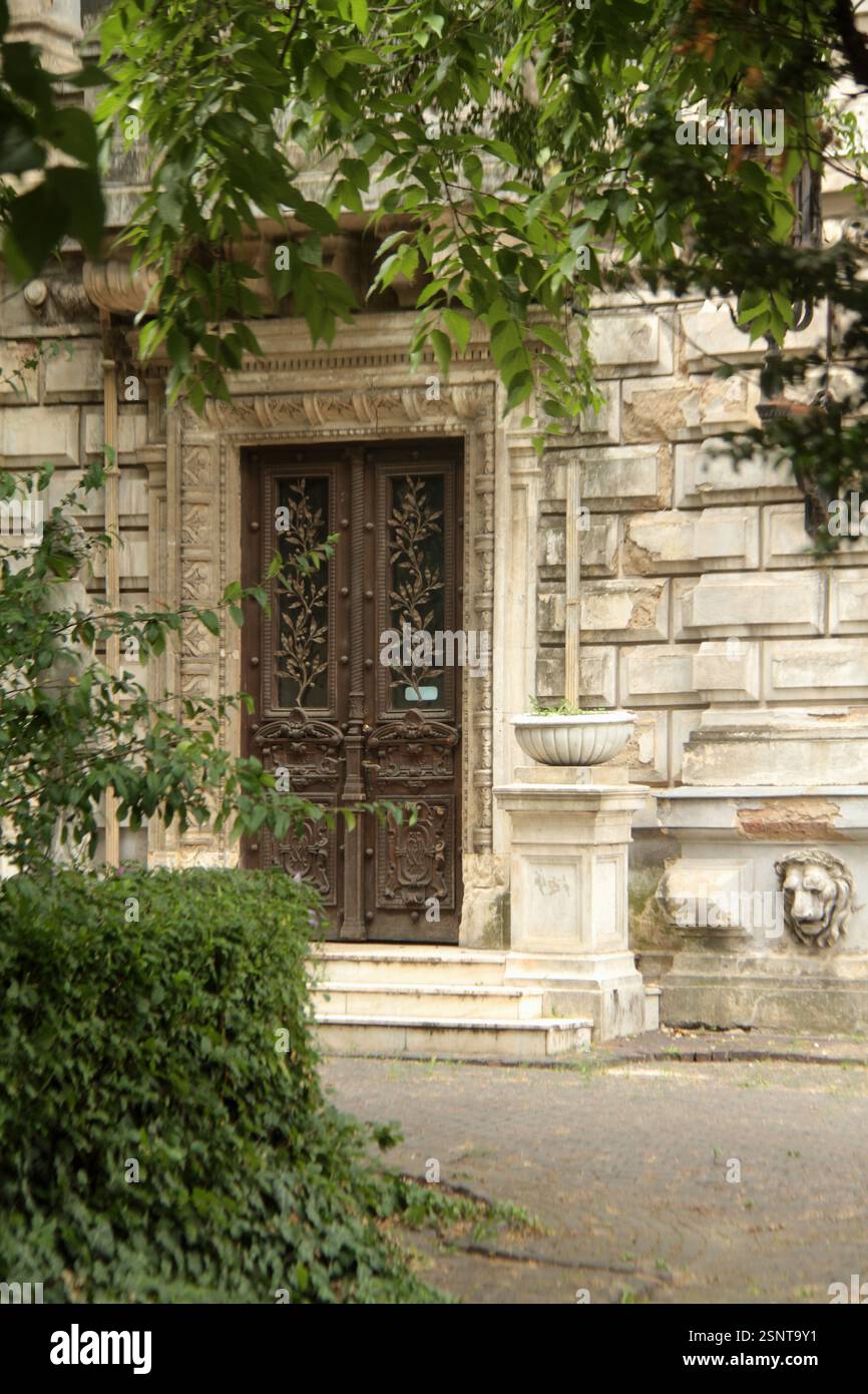 Splendida entrata di un edificio storico nel centro di Bucarest, Romania Foto Stock