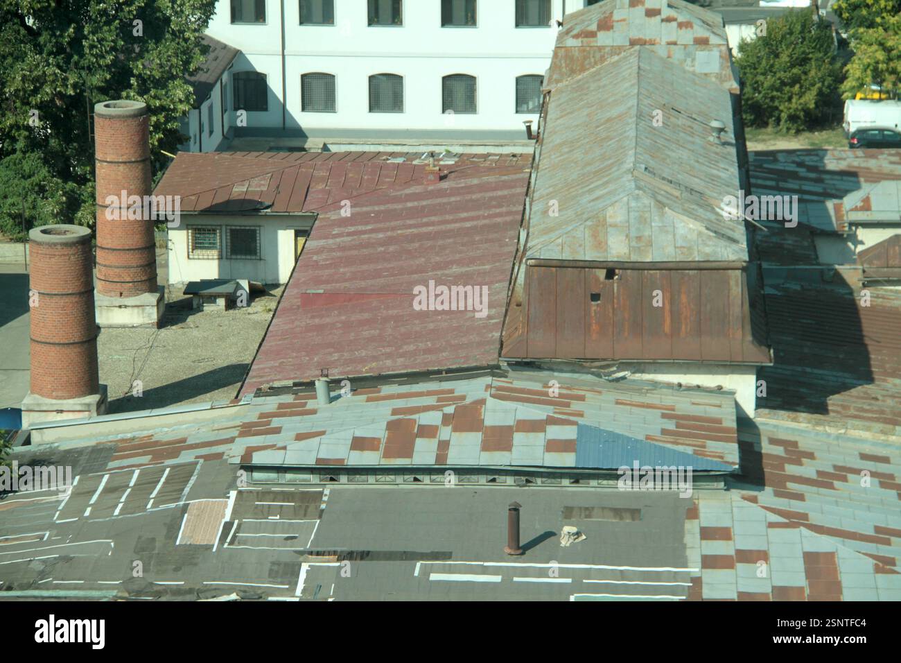 Vista dall'alto di una vecchia fabbrica a Bucarest, Romania Foto Stock