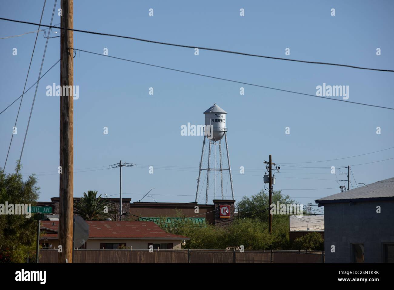 Florence, Arizona, USA - 31 maggio 2022: La storica Florence Water Tower si erge sul centro città. Foto Stock
