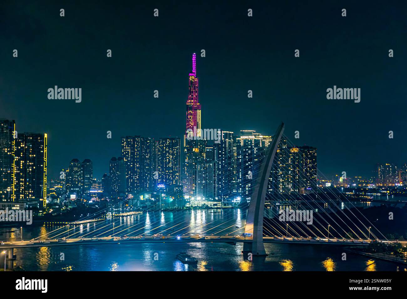 Skyline della città, punto di riferimento 81 e Ponte Ba Son di notte, con un'alta torre e un ponte moderno, ho chi Minh - Saigon, Vietnam, Foto Stock