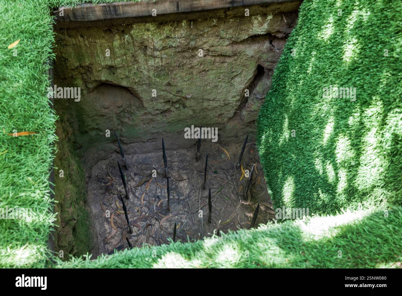 Una trappola a spillo a Cu chi Tunnels, ho chi Minh - Saigon, Vietnam, sabato 9 novembre 2024. Foto: David Rowland / One-Image.com Foto Stock