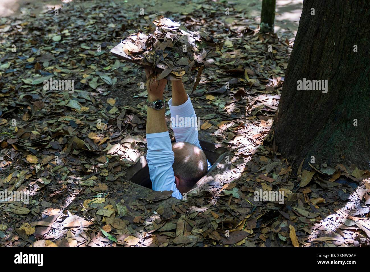 Un visitatore entra in uno dei tunnel di Cu chi, ho chi Minh - Saigon, Vietnam, sabato 9 novembre 2024. Foto: David Rowland / One-Image.com Foto Stock