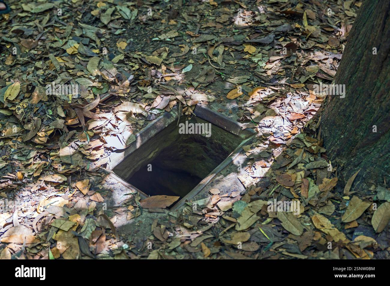 Ingresso a un tunnel nascosto, tunnel Cu chi, ho chi Minh - Saigon, Vietnam, sabato 9 novembre 2024. Foto: David Rowland / One-Image.com Foto Stock