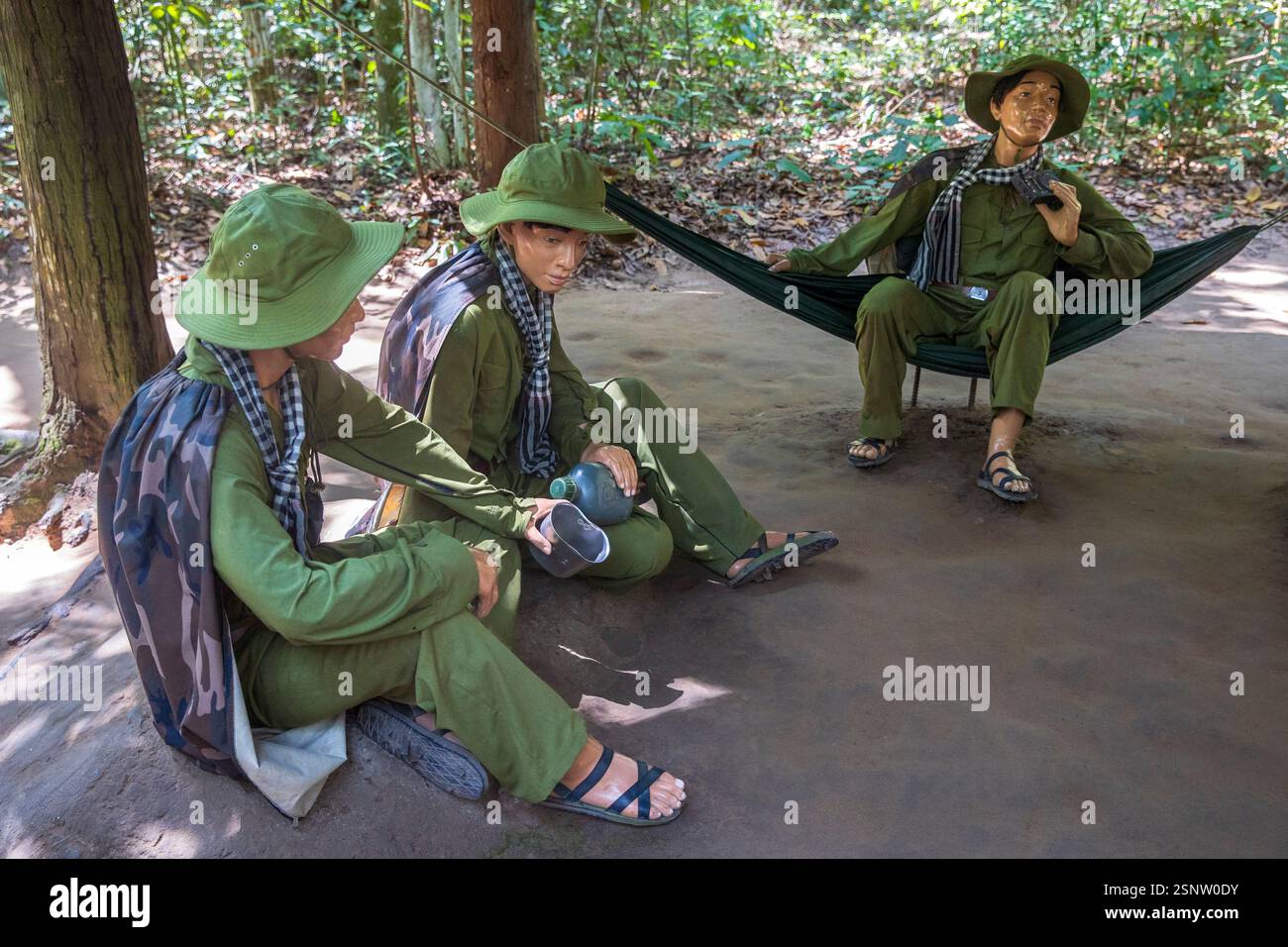 Diorama raffigurante soldati che riposano nella giungla a Cu chi Tunnels, ho chi Minh - Saigon, Vietnam, sabato 9 novembre 2024. Foto: David Rowland Foto Stock