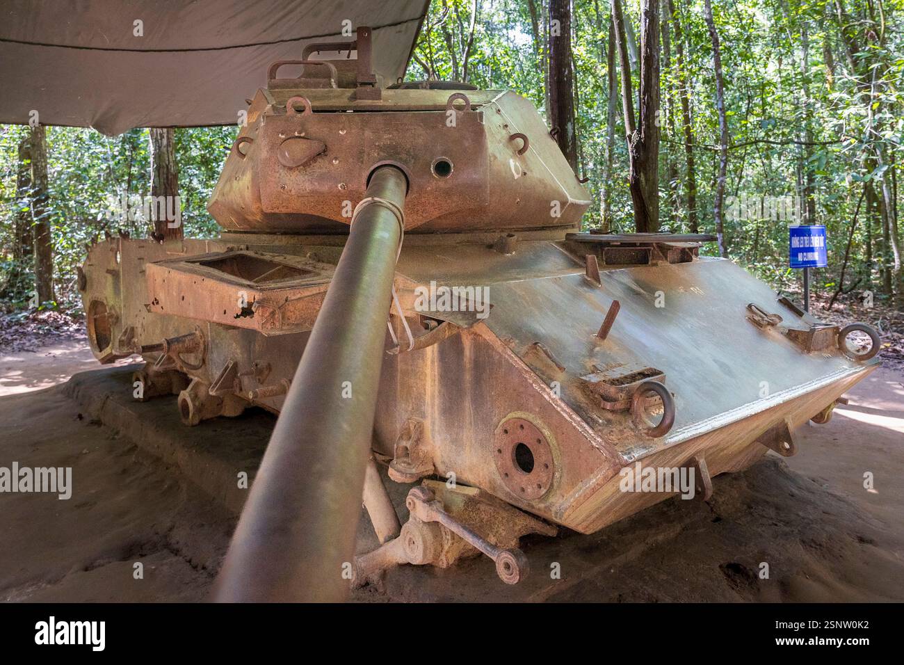 Carro armato americano della guerra del Vietnam in mostra al complesso del tunnel di Cu chi, ho chi Minh - Saigon, Vietnam, sabato 9 novembre 2024. Foto Stock