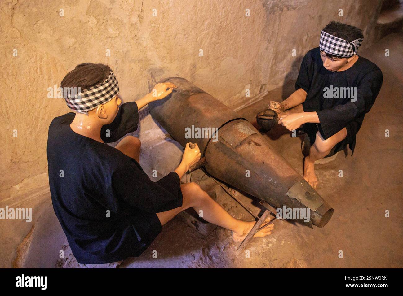 Diorama raffigurante soldati che fabbricano armamenti presso i tunnel di Cu chi, ho chi Minh - Saigon, Vietnam, sabato 9 novembre 2024. Foto Stock