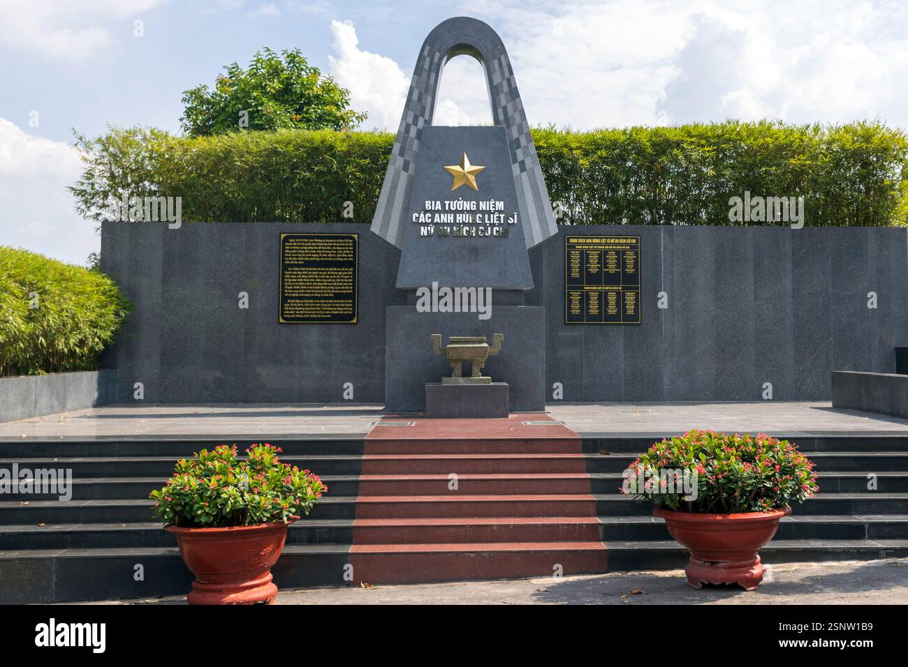 Stele commemorativa ai martiri e ai guerriglieri ai tunnel di Cu chi, ho chi Minh - Saigon, Vietnam, sabato 9 novembre 2024. Foto Stock