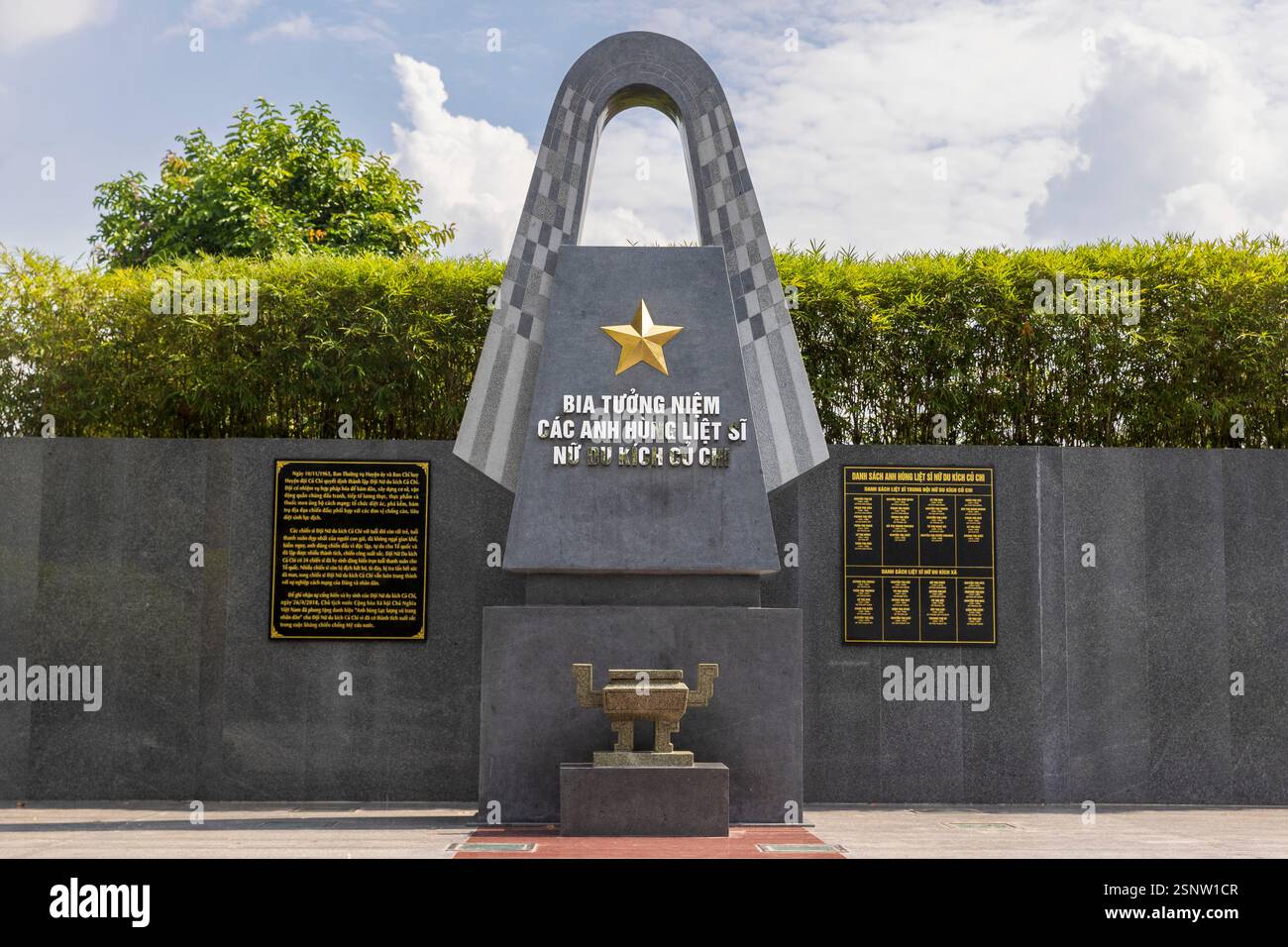 Stele commemorativa ai martiri e ai guerriglieri ai tunnel di Cu chi, ho chi Minh - Saigon, Vietnam, sabato 9 novembre 2024. Foto Stock