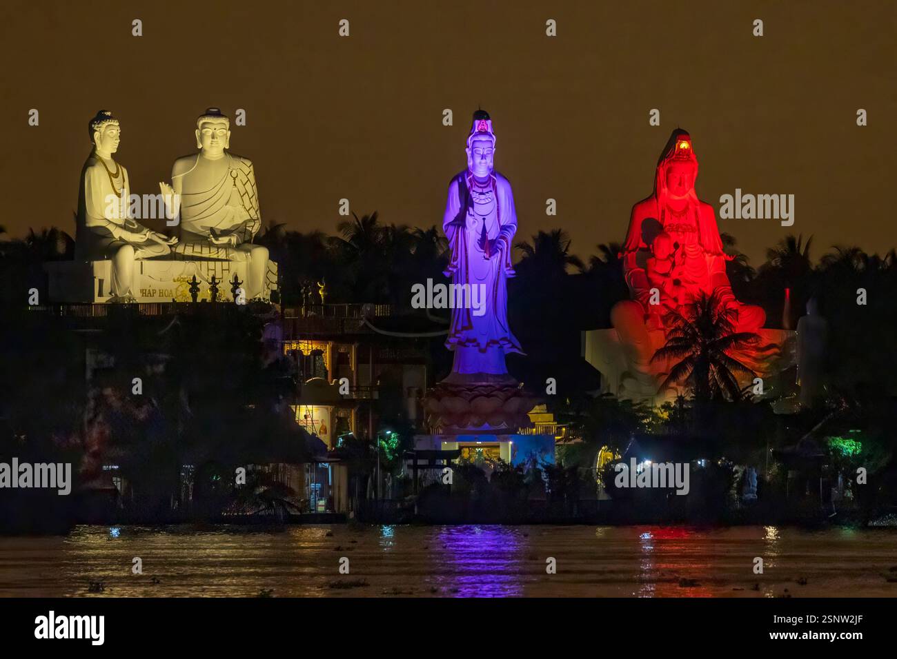 Statue illuminate di notte lungo il lungomare, la Pagoda di Lien Hoa, la provincia di Tien Giang, Vietnam, lunedì, 11 novembre 2024. Foto Stock