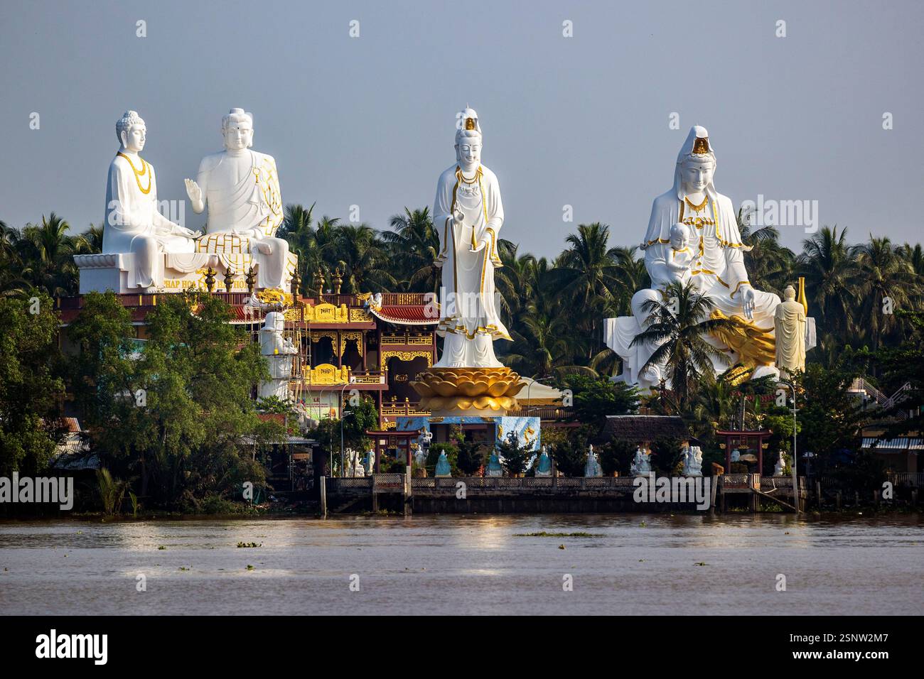 Statue lungo il lungomare, Pagoda Lien Hoa, provincia di Tien Giang, Vietnam, lunedì, 11 novembre 2024. Foto: David Rowland / One-Image.com Foto Stock