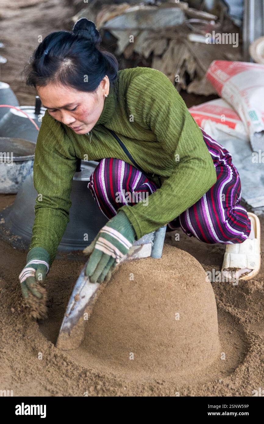 Una donna che produce vasi di fioriera di argilla in un laboratorio rurale a Cho Lach, Vietnam, lunedì 11 novembre 2024. Foto: David Rowland / One-Image.com Foto Stock