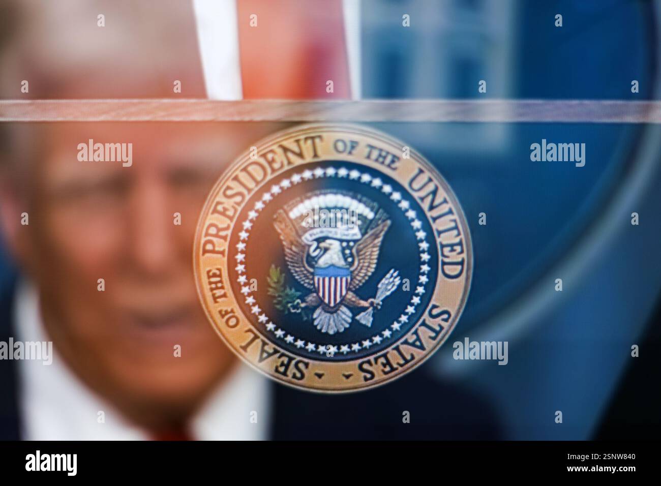 (NOTA DELL'EDITORE: Questa immagine è stata creata girando uno schermo televisivo utilizzando l'esposizione multipla nella fotocamera) in questa immagine, il presidente degli Stati Uniti Donald Trump tiene un discorso alla Casa Bianca. Il presidente DEGLI STATI UNITI Donald Trump ha detto ai giornalisti della Casa Bianca che non vede "alcuna possibilità” che la Russia accetterà l'adesione dell'Ucraina alla NATO. I presidenti russi e statunitensi Vladimir Putin e Donald Trump hanno parlato telefonicamente il 12 febbraio. È stato il primo contatto ufficiale dei presidenti da quando Trump è tornato alla Casa Bianca. Entrambe le parti hanno incaricato le loro squadre di avviare i negoziati "immediatamente" Foto Stock