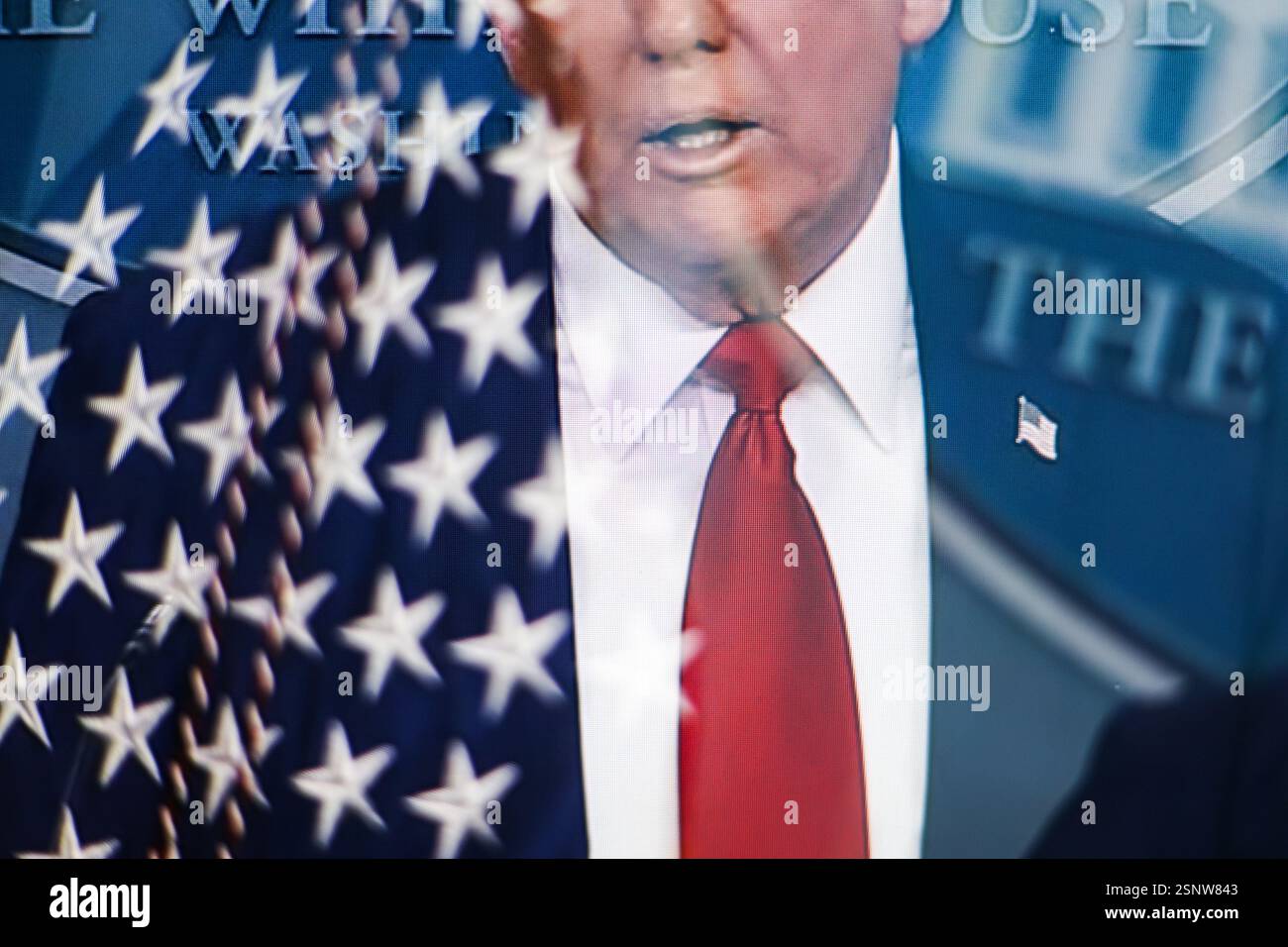 (NOTA DELL'EDITORE: Questa immagine è stata creata girando uno schermo televisivo utilizzando l'esposizione multipla nella fotocamera) in questa immagine, il presidente degli Stati Uniti Donald Trump tiene un discorso alla Casa Bianca. Il presidente DEGLI STATI UNITI Donald Trump ha detto ai giornalisti della Casa Bianca che non vede "alcuna possibilità” che la Russia accetterà l'adesione dell'Ucraina alla NATO. I presidenti russi e statunitensi Vladimir Putin e Donald Trump hanno parlato telefonicamente il 12 febbraio. È stato il primo contatto ufficiale dei presidenti da quando Trump è tornato alla Casa Bianca. Entrambe le parti hanno incaricato le loro squadre di avviare i negoziati "immediatamente" Foto Stock