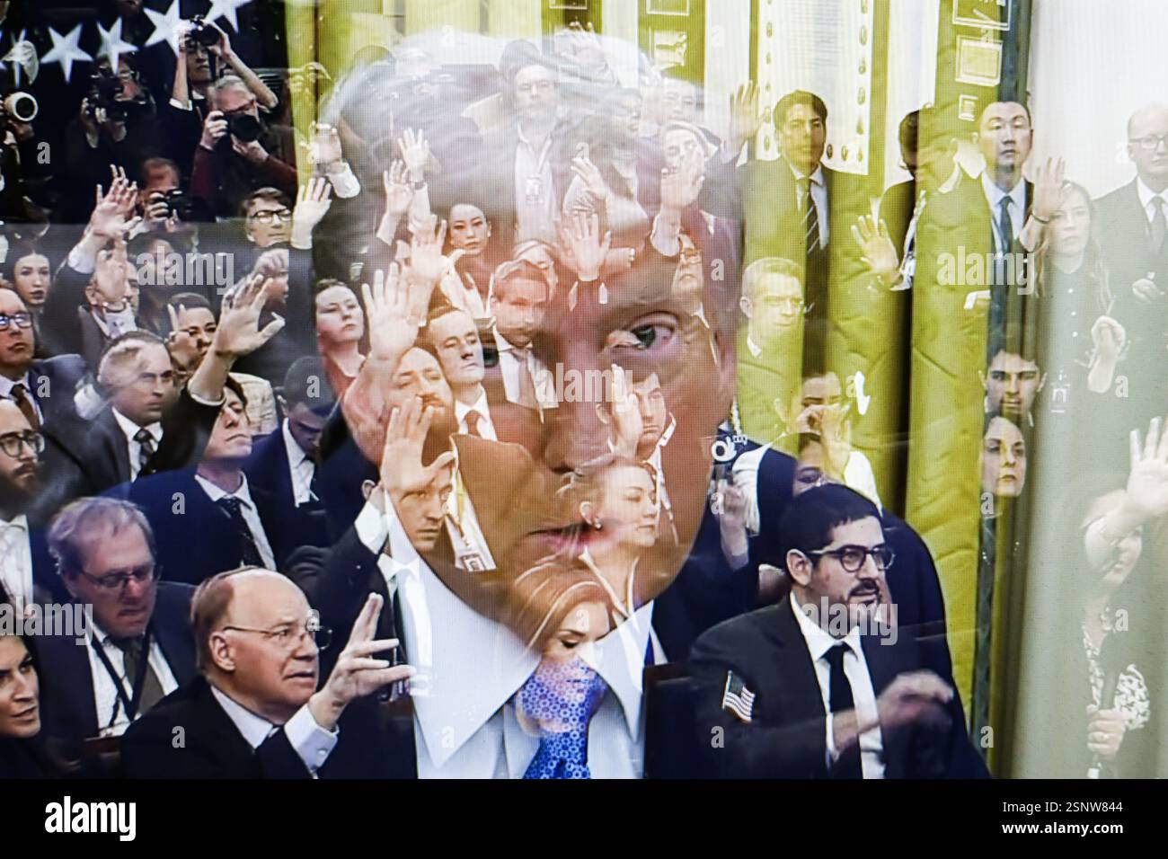 (NOTA DELL'EDITORE: Questa immagine è stata creata girando uno schermo televisivo utilizzando l'esposizione multipla nella fotocamera) in questa immagine, il presidente degli Stati Uniti Donald Trump tiene un discorso alla Casa Bianca. Il presidente DEGLI STATI UNITI Donald Trump ha detto ai giornalisti della Casa Bianca che non vede "alcuna possibilità” che la Russia accetterà l'adesione dell'Ucraina alla NATO. I presidenti russi e statunitensi Vladimir Putin e Donald Trump hanno parlato telefonicamente il 12 febbraio. È stato il primo contatto ufficiale dei presidenti da quando Trump è tornato alla Casa Bianca. Entrambe le parti hanno incaricato le loro squadre di avviare i negoziati "immediatamente" Foto Stock